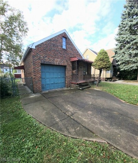 8810 Bancroft Ave, Cleveland, OH 44105