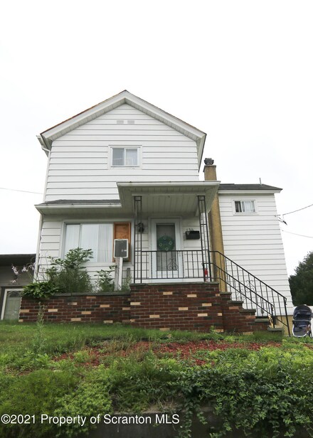 130 Pine St, Throop, PA 18512
