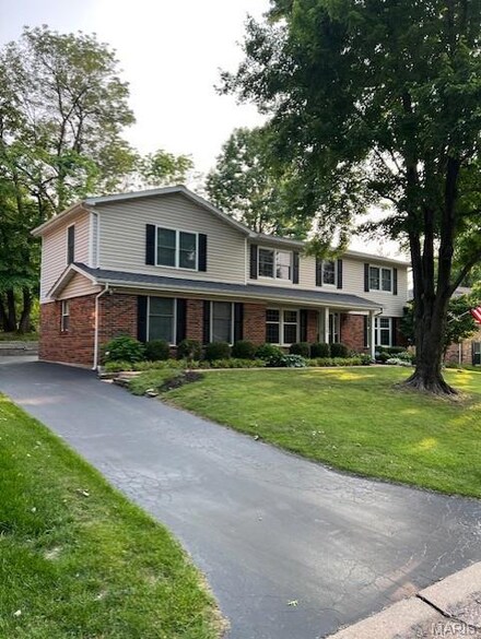 12378 Woodline Dr, Saint Louis, MO 63141