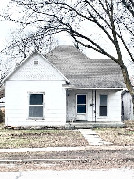 1015 W Daugherty St, Webb City, MO 64870
