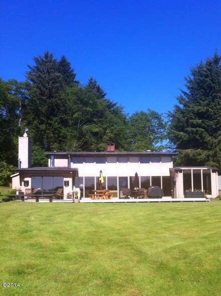 4619 Loop Dr NE, Lincoln City, OR 97367