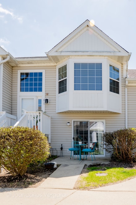 615 E Victoria Cir Unit 17/02, North Aurora, IL 60542