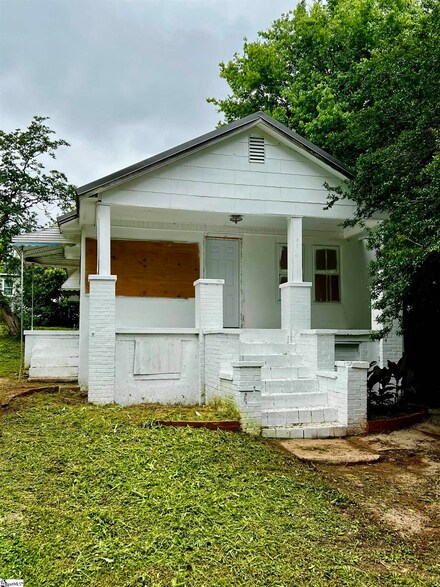 909 E South 2nd St, Seneca, SC 29678