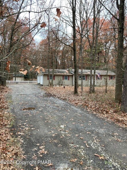 1381 N Rocky Mountain Dr, Effort, PA 18330