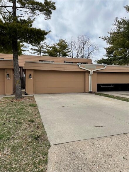 6750 School St Unit 402, Windsor Heights, IA 50324
