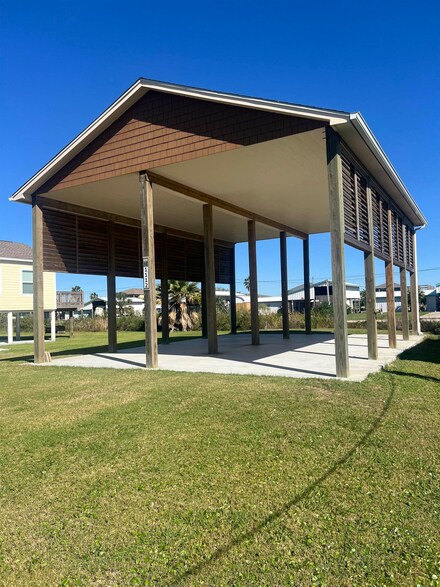 1112 N Monkhouse Dr, Bolivar Peninsula, TX 77650