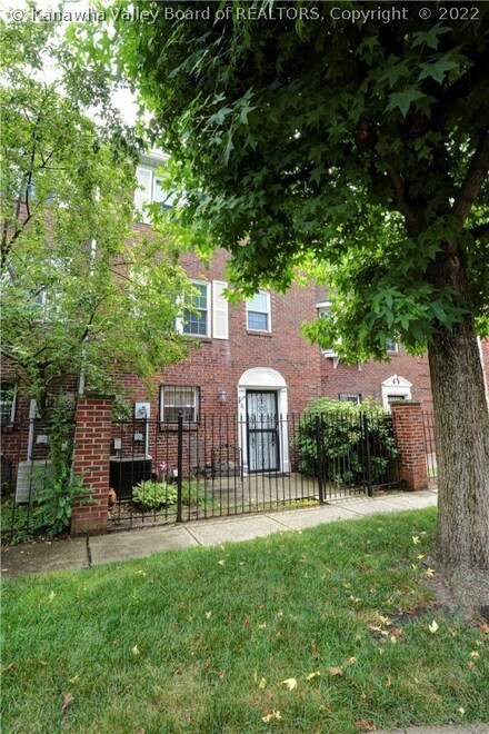 6 Downing St, Charleston, WV 25301