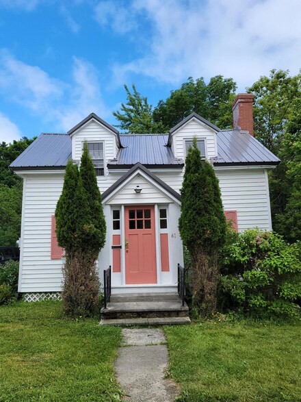 41 Barker St, Calais, ME 04619
