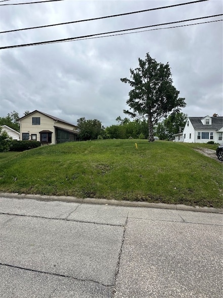 261 28th Ave SW, Cedar Rapids, IA 52404