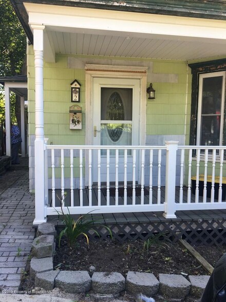 2 Dixon Ave, Carbondale, PA 18407