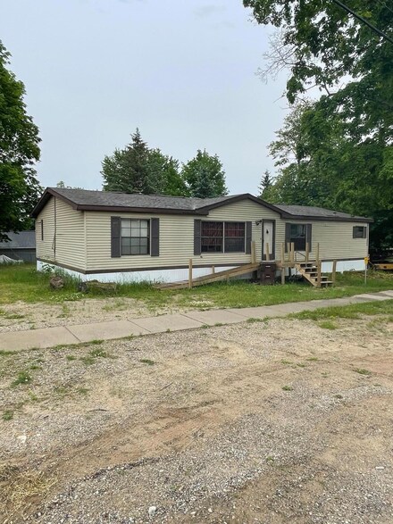 106 E Garden St, Muir, MI 48860