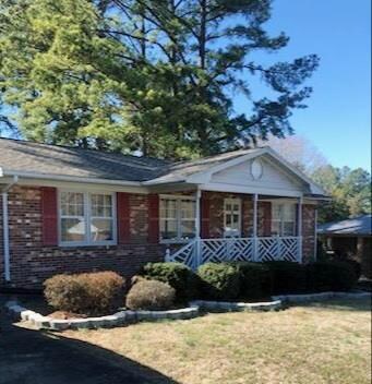 1049 E Oak Hill Dr, Halifax, VA 24558