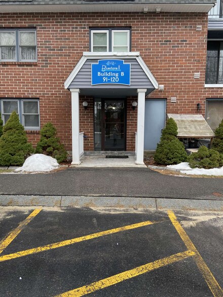 101 Bluestone Dr, Nashua, NH 03060