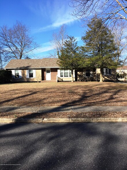 1 Lori Ln, Howell, NJ 07731