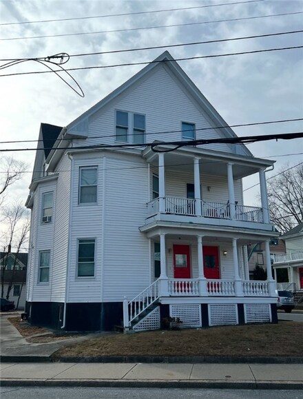 986 Smith St, Providence, RI 02908