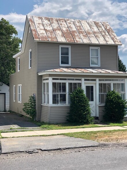 29 Maple St, Rouses Point, NY 12979