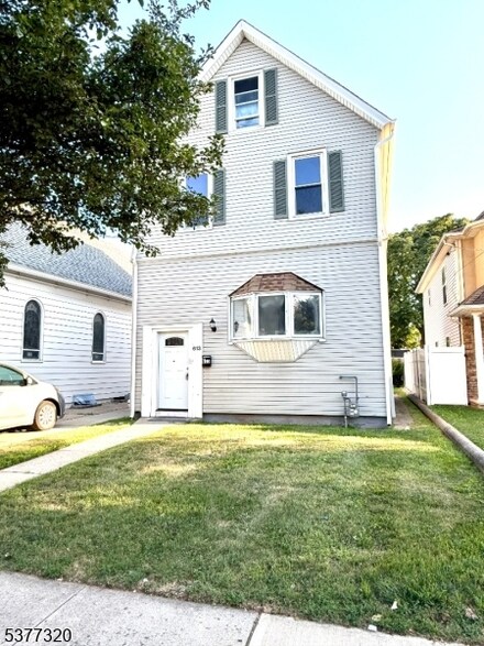 613 Roosevelt Ave, Carteret, NJ 07008