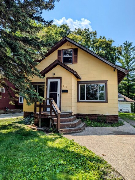 217 Porto Rico St NE, Willmar, MN 56201