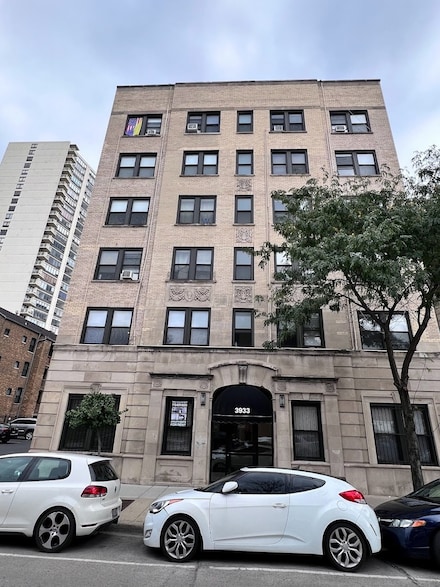 3933 N Clarendon Ave Unit 104, Chicago, IL 60613