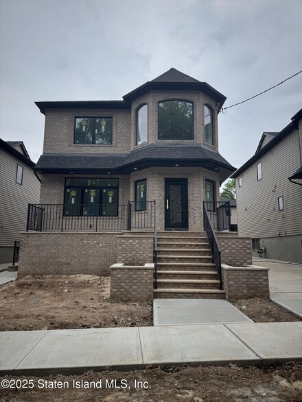 389 Philip Ave, Staten Island, NY 10312