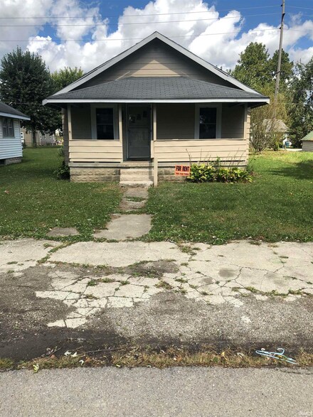 1114 W 16th St, Muncie, IN 47302