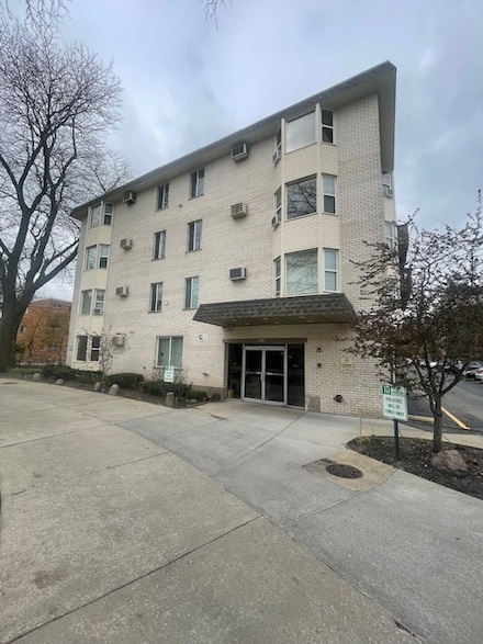 8232 Niles Center Rd Unit 214, Skokie, IL 60077