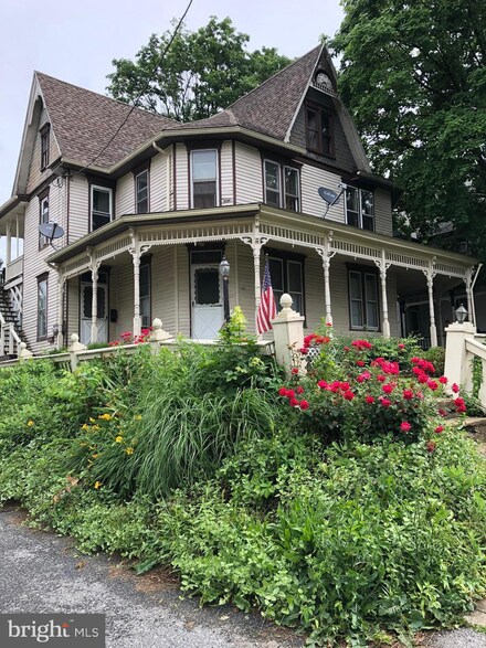 459 E Main St, Annville, PA 17003