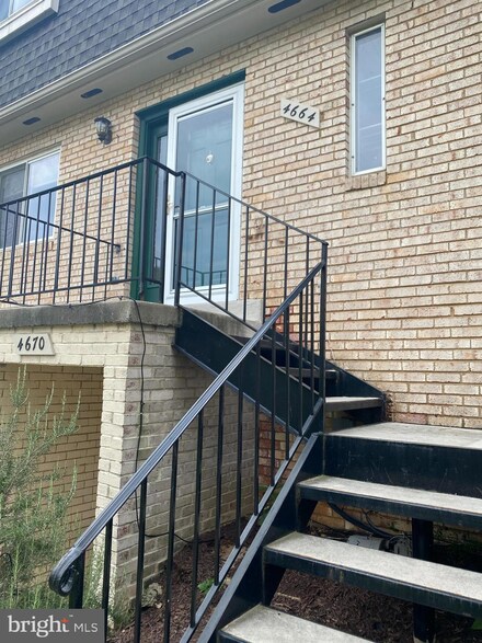 4664 Conwell Dr, Annandale, VA 22003