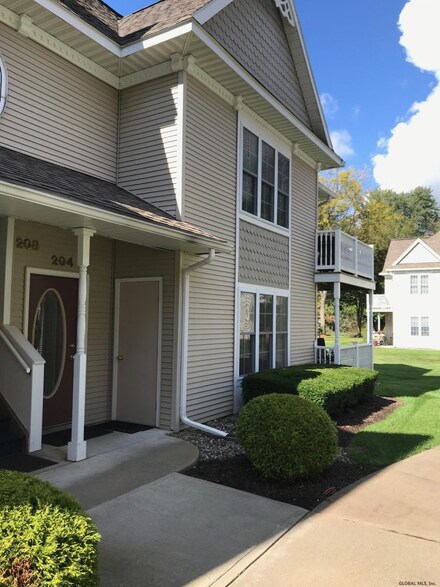 204 Mallards Pond Ln, Schenectady, NY 12303