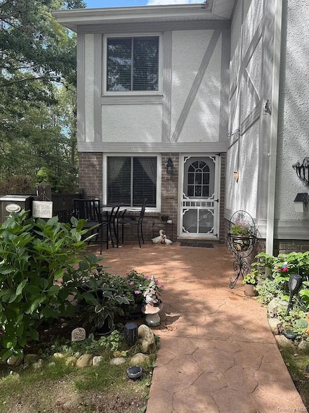 586 Blue Ridge Dr, Medford, NY 11763