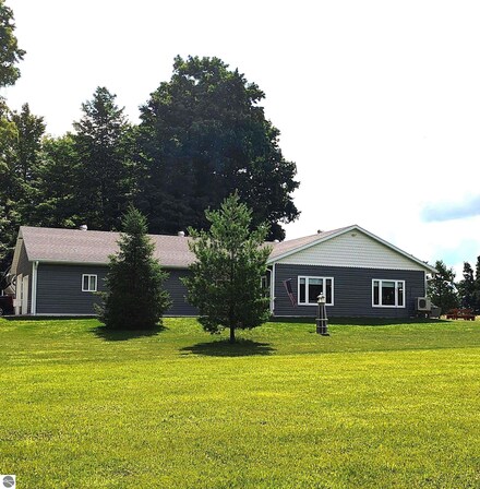 8911 S 35 Rd, Cadillac, MI 49601
