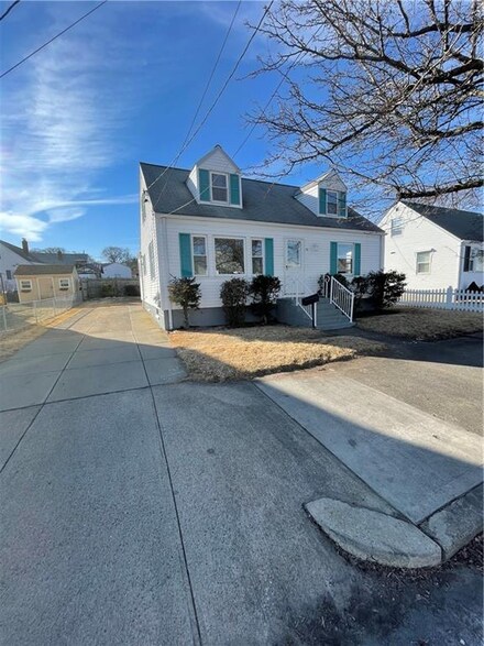 98 Power Rd, Pawtucket, RI 02860