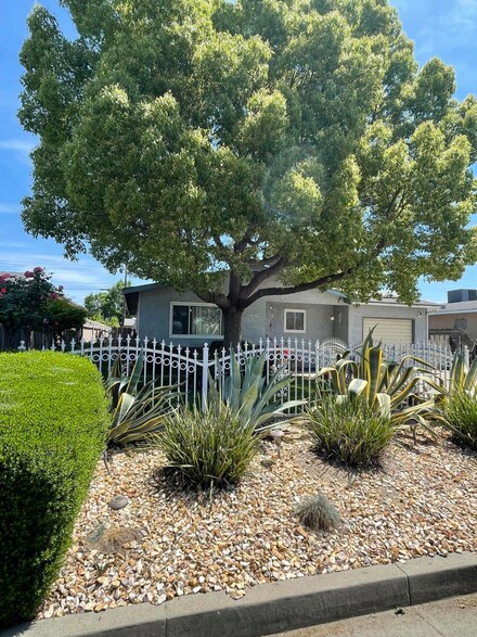 538 S Santa Clara St, Tulare, CA 93274
