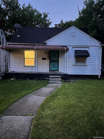 19146 Kingsville St, Harper Woods, MI 48225