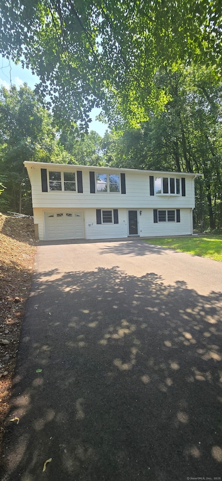 33 Blossom St, Waterbury, CT 06706