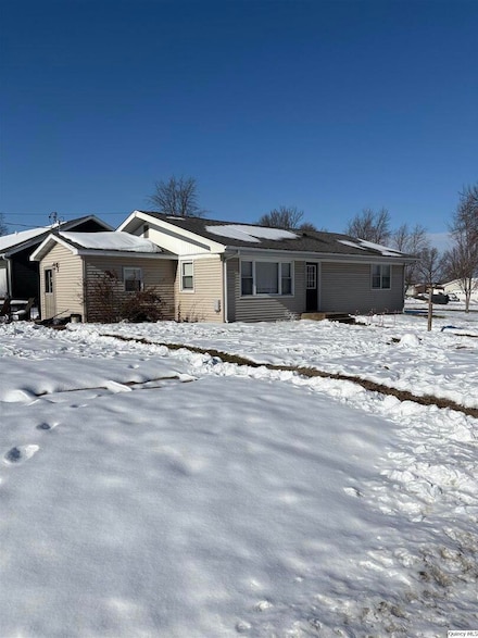 305 Walnut St, Mount Sterling, IL 62353