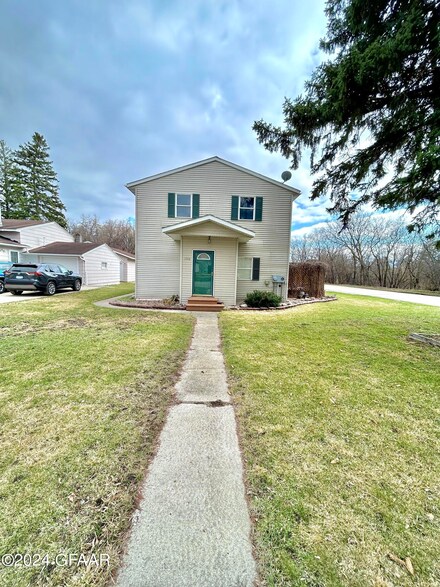 102 Nora St E, Thief River Falls, MN 56701