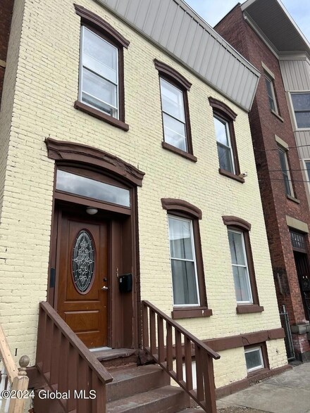 3324 6th Ave, Troy, NY 12180