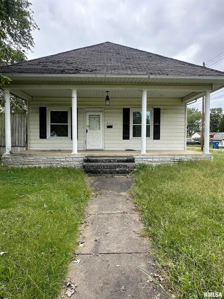 611 N Buchanan St, Benton, IL 62812
