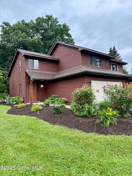 101 Meadowbrook Dr, Slingerlands, NY 12159