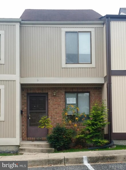 9 Mooring Ct, Essex, MD 21221