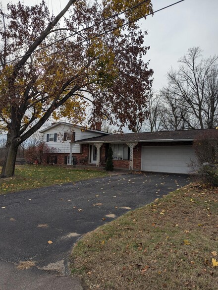 202 Eisenhower Dr, Battle Creek, MI 49014