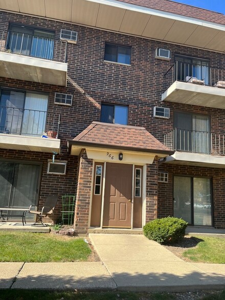 966 N Rohlwing Rd Unit GB, Addison, IL 60101