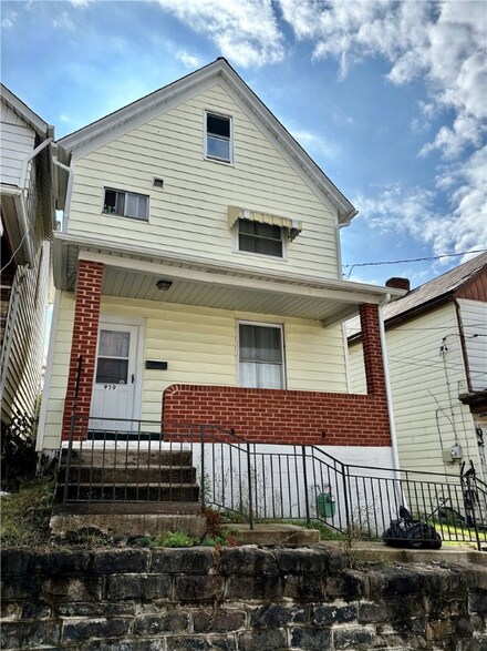 919 Brinton Ave, Pitcairn, PA 15140