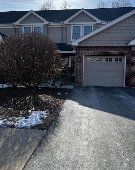 7 Oak Leaf Ln, East Stroudsburg, PA 18301