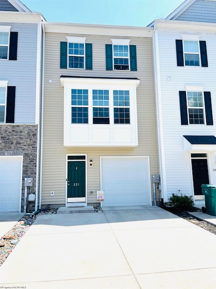 221 Queensbury Ct, Fairmont, WV 26554