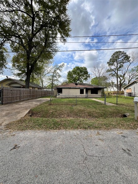 7312 S Hall St, Houston, TX 77028