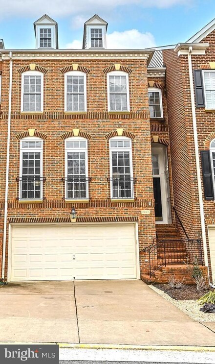 9238 Point Replete Dr, Fort Belvoir, VA 22060