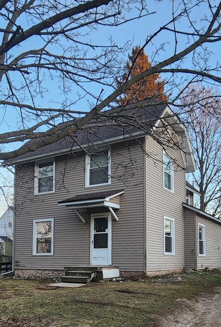 121 W Main St SE, Caledonia, MI 49316