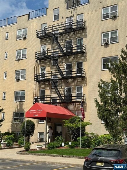 2205 N Central Rd Unit 1B, Fort Lee, NJ 07024